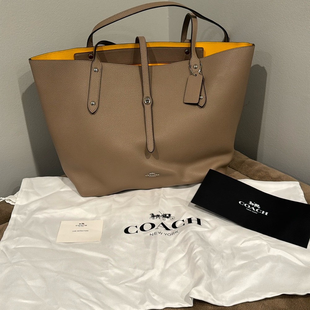 Great spring bag🌷🌺 2 tone Coach Market Tote. Like new with dust bag.